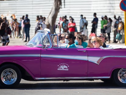 Un automóvil clásico transita con turistas el 22 de febrero, en La Habana.