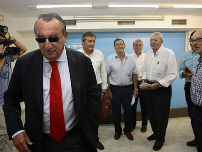 Carlos Fabra, ayer, con varios senadores valencianos del PP, a los que  reunió en Castellón.