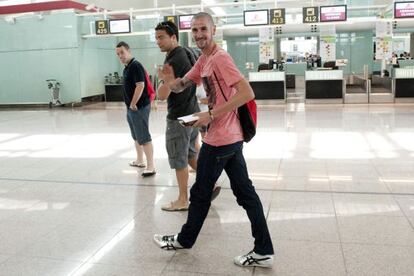 Mullera, en el aeropuerto de Barajas, antes de partir hacia Londres