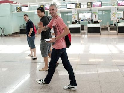 Mullera, en el aeropuerto de Barajas, antes de partir hacia Londres