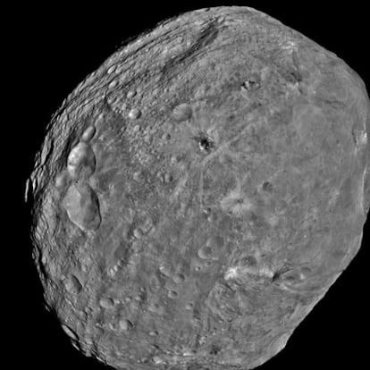 El asteroide gigante Vesta fotografiado por la sonda <i>Dawn</i> a una distancia de unos 5.200 kilómetros. Del desarrollo y construcción de las cámaras se ha encargado el Instituto Max Planck alemán.