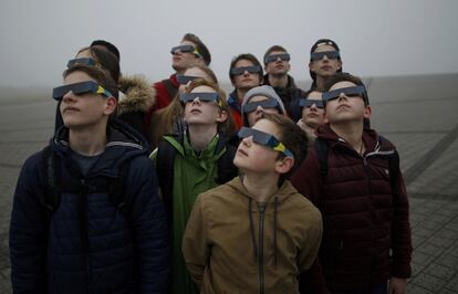 Un grupo de niños observa el eclipse solar en la ciudad alemana de Herten.