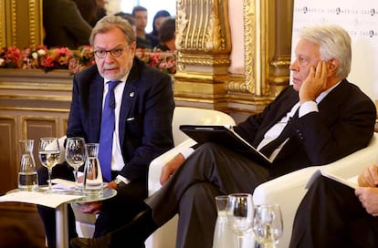 Juan Luis Cebrián y Felipe González en una charla en junio.