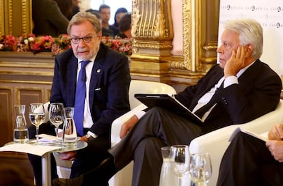 Juan Luis Cebri&aacute;n y Felipe Gonz&aacute;lez en una charla en junio.