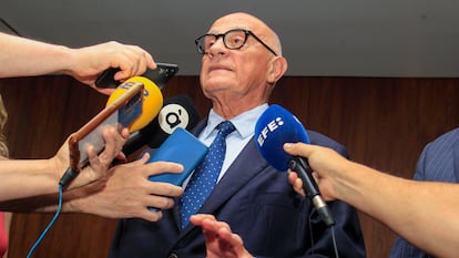 El presidente del Banco Sabadell, Josep Oliu, este martes momentos antes de reunirse con los consejos consultivos territoriales de la entidad.