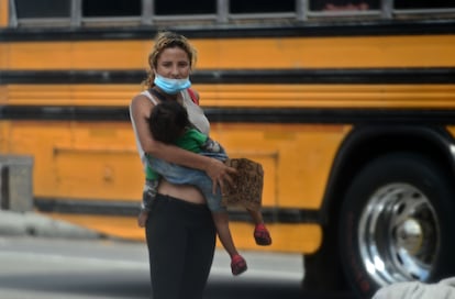 Una mujer con un niño en brazos, pide dinero en las calles de Tegucigalpa, Honduras.