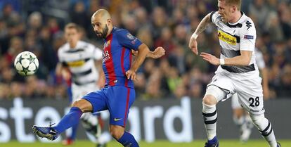 Mascherano juega el bal&oacute;n ante el Moenchengladbach.