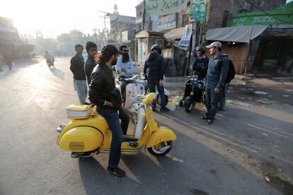 Os membros do clube de Ginetes Vespa se reúnem ao amanhecer para dar um passeio em Lahore (Paquistão).