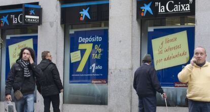 Publicidad en una sucursal de La Caixa donde se anuncia un interés del 7% por los depósitos de los clientes.