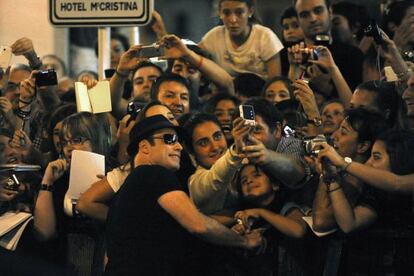 El actor John Travolta atiende a los fans ayer s&aacute;bado en el Festival de Cine de San Sebasti&aacute;n.