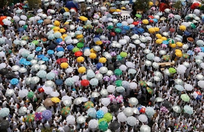 Miles de peregrinos musulmanes finalizan sus oraciones de la mañana, cerca de la ciudad santa de La Meca.