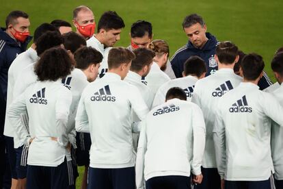 Luis Enrique da indicaciones a los jugadores de la selección española durante el último entrenamiento previo al Suiza-España que se disputará este sábado en Basilea.