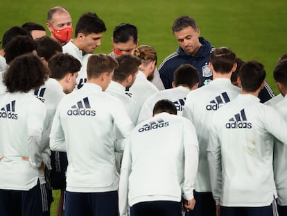 Luis Enrique da indicaciones a los jugadores de la selección española durante el último entrenamiento previo al Suiza-España que se disputará este sábado en Basilea.