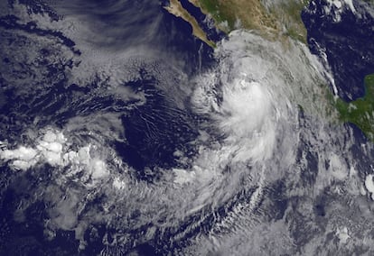 Detalle del huracán Newton aproximandose a la costa de México, el 5 de septiembre.
