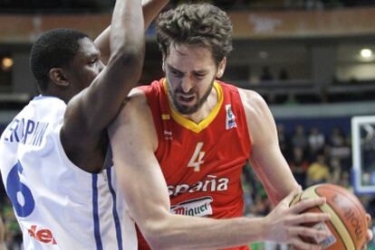 Pau Gasol controla el balón ante Kevin Seraphin.