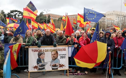 Un manifestante sostiene una imagen de Carles Puigdemont y Oriol Junqueras, durante la concentración de este sábado en la plaza de Cibeles. 