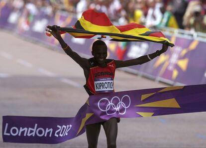 El corredor de Uganda Kiprotich gana el maratón.