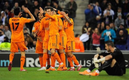 Los jugadores del Madrid celebran el gol de Benzema