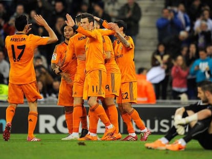 Los jugadores del Madrid celebran el gol de Benzema