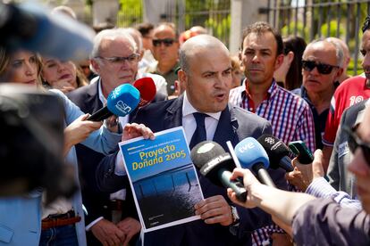 El portavoz de la plataforma en defensa de los regadíos del Condado, Julio Díaz, frente al Parlamento andaluz, hace 10 días. 