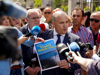 El portavoz de la Plataforma de Regadíos del Condado, Julio Díaz, el pasado abril, frente al Parlamento andaluz.