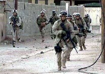 Imagen tomada de la televisión en la que grupo de <i>marines</i> toma posiciones durante los combates regitrados en Faluya.