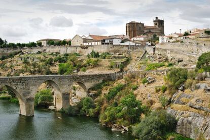 The Tormes River pases by Ledesma, Salamanca. This village, surrounded by meadows, is a mix of grand historic monuments like the Church of Santa María la Mayor or the Council House and ancient palaces, dating back between the 15th and 19th century.