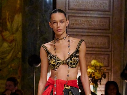 “Ponte algo atrevido, como si te burlaras del decoro”: el debut de Dario Vitale en Versace
