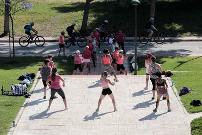 Son numerosos los grupos de gente que queda en el río para practicar zumba, pilates o yoga.