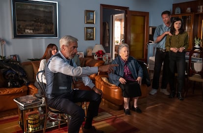 Parte de la familia Alcántara, ante el televisor.