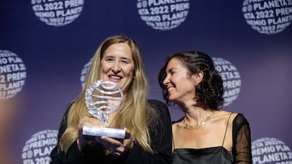 Luz Gabás ganadora del 71º Premio Planeta por su obra 'Lejos de Luisiana', junto a la finalista Cristina Campos en la entrega del galardón en el  Museu Nacional d'Art de Catalunya.