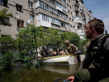 El ejército ucranio rescata en un bote a personas atrapadas.