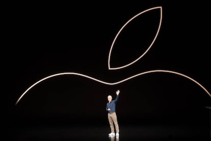Tim Cook saluda a la audiencia en un evento en Cupertino, California.