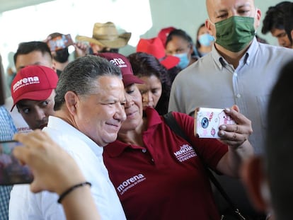 El candidato de Morena a la gobernatura de Hidalgo, Julio Menchaca, se toma una selfi, en un evento de campaña el 26 de mayo.