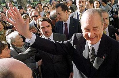 Jacques Chirac y José Máría Aznar saludan a los vecinos de Málaga antes de la cumbre hispano-frances.