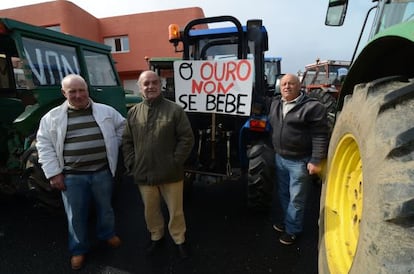 Participantes en la tractorada de esta mañana en Bergantiños contra la mina de Corcoesto, en una imagen cedida por la plataforma Salvemos Cabana.