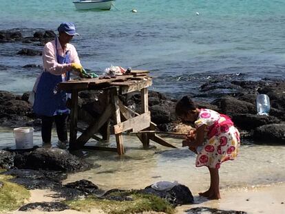 Una mujer limpiando pescado.