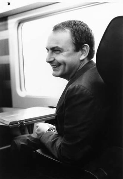 En el AVE con destino a LLeida, el pasado 4 de junio. Rodríguez Zapatero iba a participar en un mitin a favor del Estatuto catalán.
