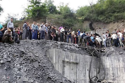 Acceso a la mina en la que han quedado atrapadas al menos 50 personas.