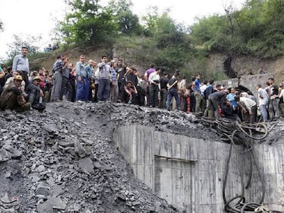 Acceso a la mina en la que han quedado atrapadas al menos 50 personas.