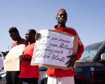 Una protesta de migrantes, este lunes en Melilla.