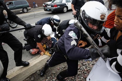 Policías de Los Ángeles se enfrentan a los manifestantes contra la decisión de no acusar a Darren Wilson por la muerte a tiros de Michael Brown.