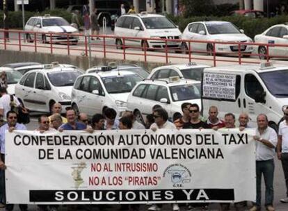 Un grupo de taxistas, concentrados ayer ante el aeropuerto de l&#39;Altet.