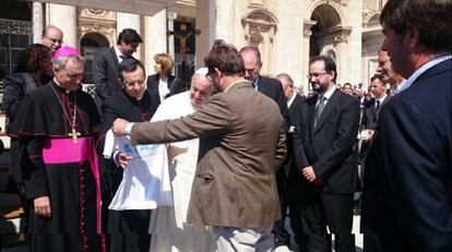 El Papa Francisco recibe a jueces argentinos en la Plaza San Pedro, en el Vaticano