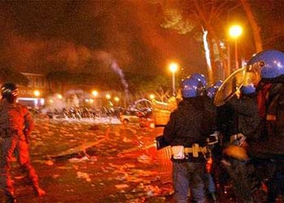 Enfrentamiento entre la policía y seguidores radicales el domingo en los alrededores del estadio Olímpico de Roma.