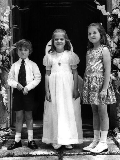 30 de mayo de 1973. La infanta Cristina, en el centro, vestida de primera comunión posa juntos a sus hermanos, el príncipe Felipe y la infanta Elena.