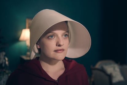 Elisabeth Moss haciendo de Offred en ‘El cuento de la criada’.