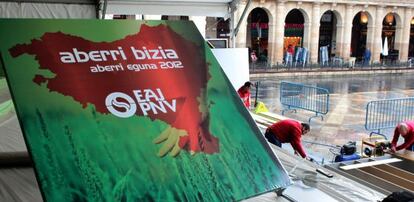 Un grupo de operarios instala ayer el escenario desde el que Iñigo Urkullu hablará hoy a los asistentes al acto del Aberri Eguna del PNV en Bilbao.