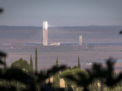 Una de las Torres de la Plataforma solar Sol&uacute;car, un centro tecnol&oacute;gico &uacute;nico en el mundo que alberga todos los tipos de tecnolog&iacute;as solares en plantas comerciales, plantas piloto y laboratorios de I+D+i. de la empresa Abengoa en Sanlucar la Mayor (Sevilla).