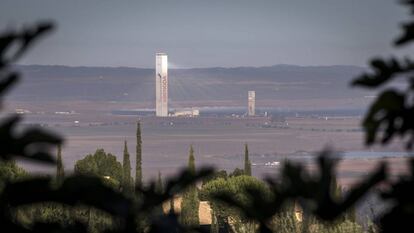 Una de las Torres de la Plataforma solar Solúcar, un centro tecnológico único en el mundo que alberga todos los tipos de tecnologías solares en plantas comerciales, plantas piloto y laboratorios de I+D+i. de la empresa Abengoa en Sanlucar la Mayor (Sevilla).